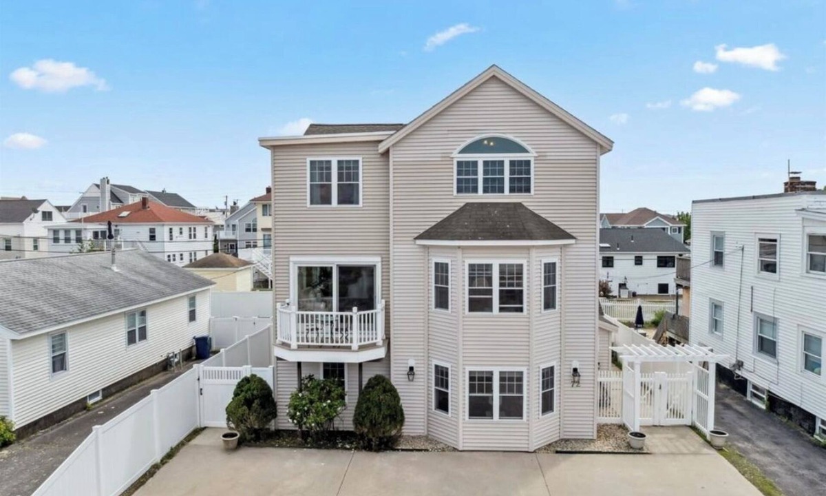 Seabrook House | Large Family Beach House - 4 Doors From The Beach!