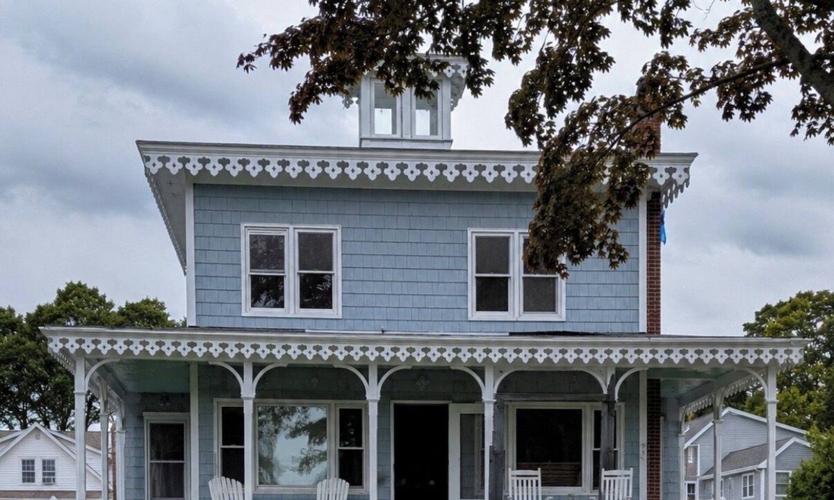 Niantic House | Large Home in Crescent Beach- Steps to the Beach!