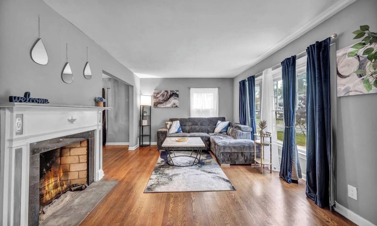 South Euclid House | Large Home | UH South Green-3min, MetroHealth-6min