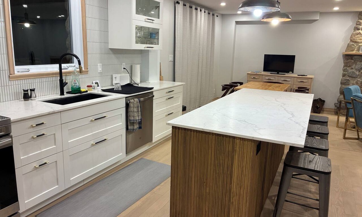 Laval-des-Rapides House | Large, renovated family home just a stone's throw from the Metro