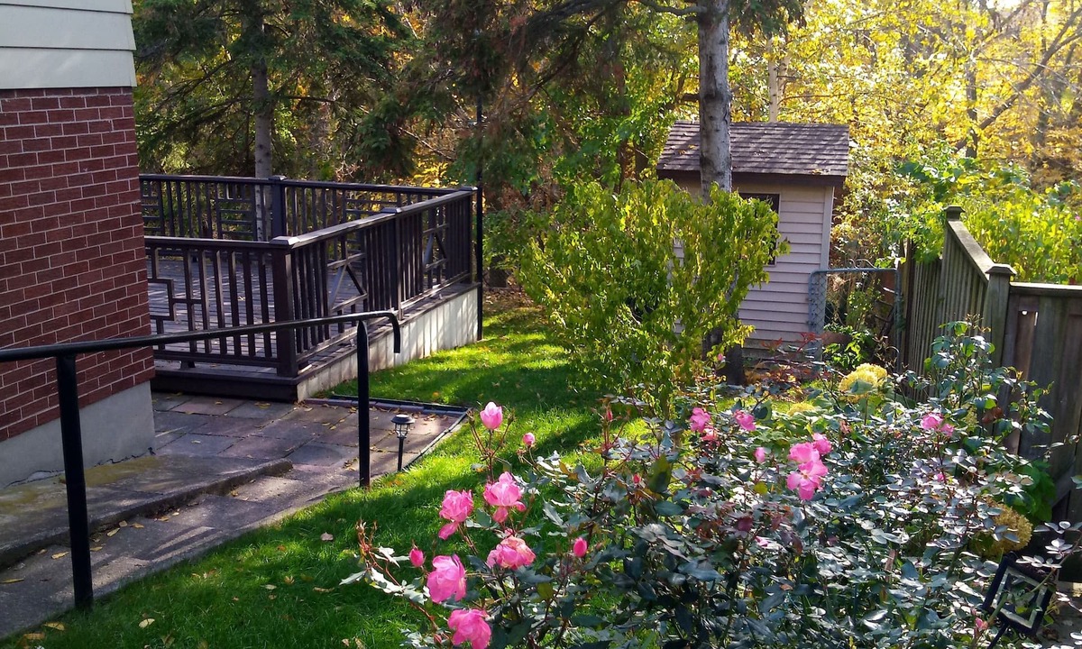 St. Catharines Apartment | Large, sunny, 2-room suite in private home near lake, beach, shopping, bus.