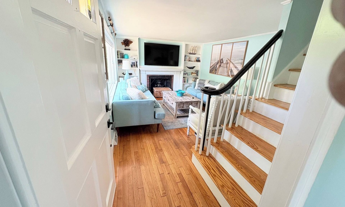 Hyannis House | Last 2 Wks Aug Open-Minutes to Beaches, Main St., Ferry + bikes, Fall Dates Open