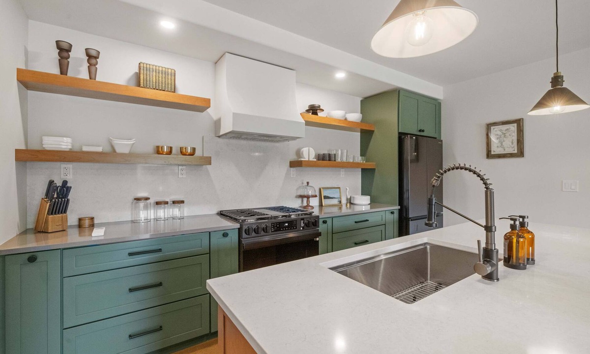 Newbury Apartment | Le Petit Flat - 2 Bed 1 Bath One Level Apartment