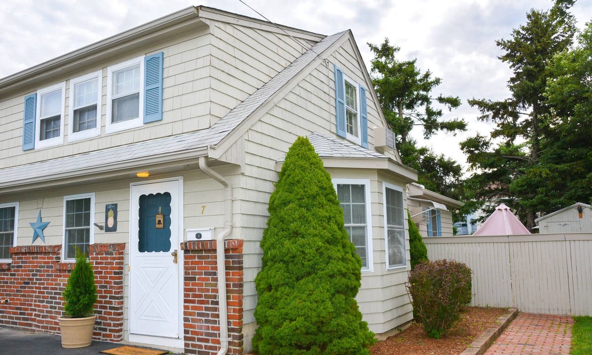Bristol Apartment | less than a mile from RWU, walking distance to downtown historic Bristol