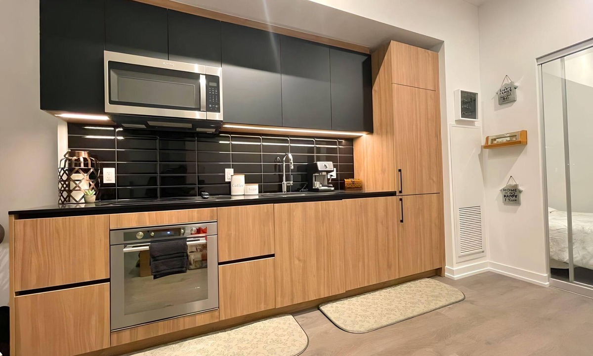 Leslieville Condo | Life's Wonder: 2 Bedroom 2 washroom Main level Historical Home Retreat With Terr
