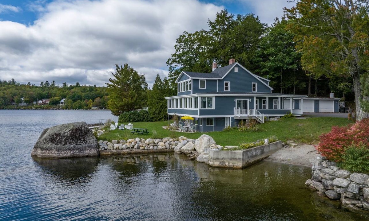 Dedham House | Light-filled lakefront home for up to 15 with private beach and dock near Acadia