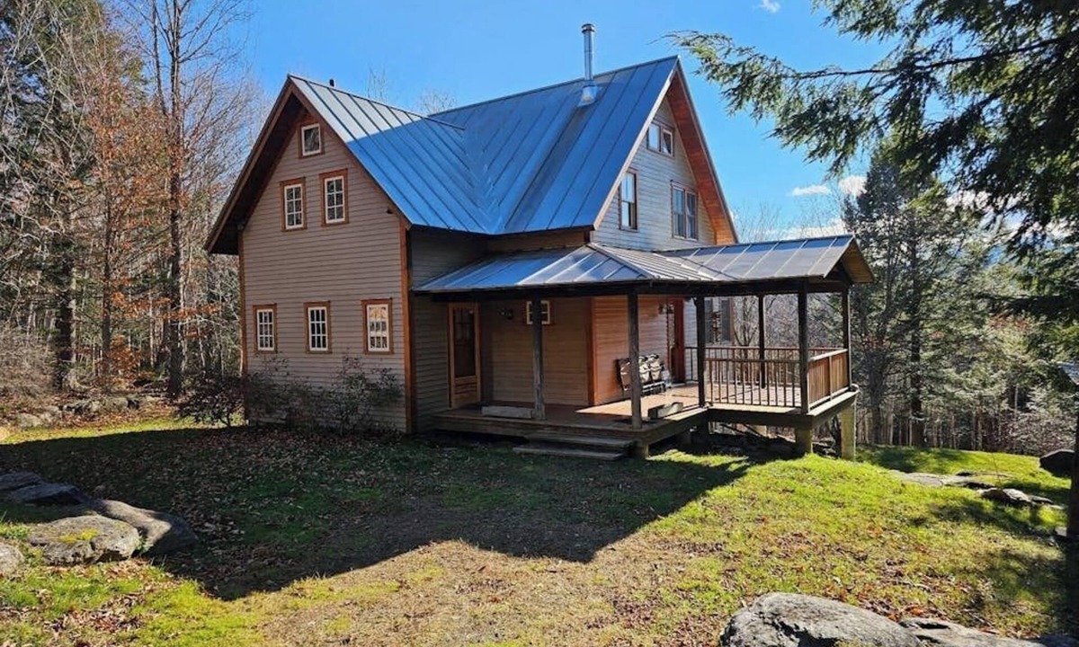 Moretown House | Light-filled retreat in Mad River Valley with internet & deck