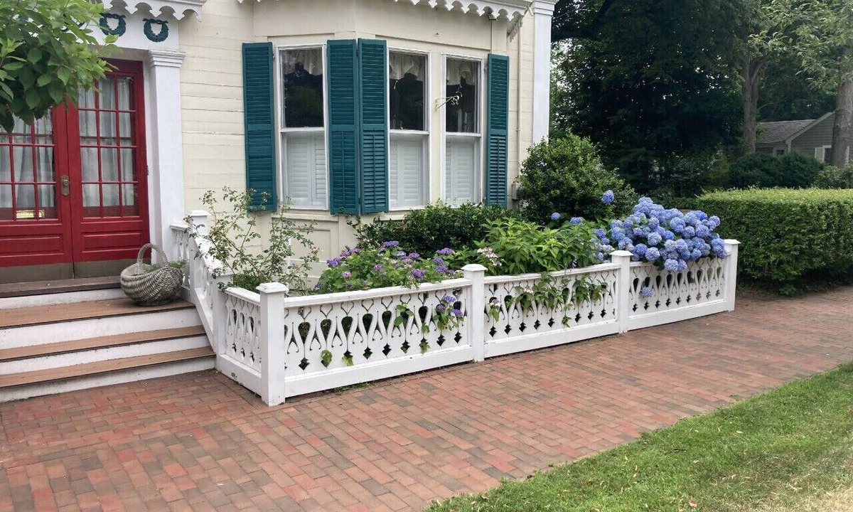 Newburyport Villa | Linden Tree Carriage House: walk to charming downtown, lovely yard