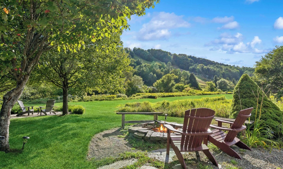 South Pomfret House | Little House at Saskadena with Fire Pit & Views