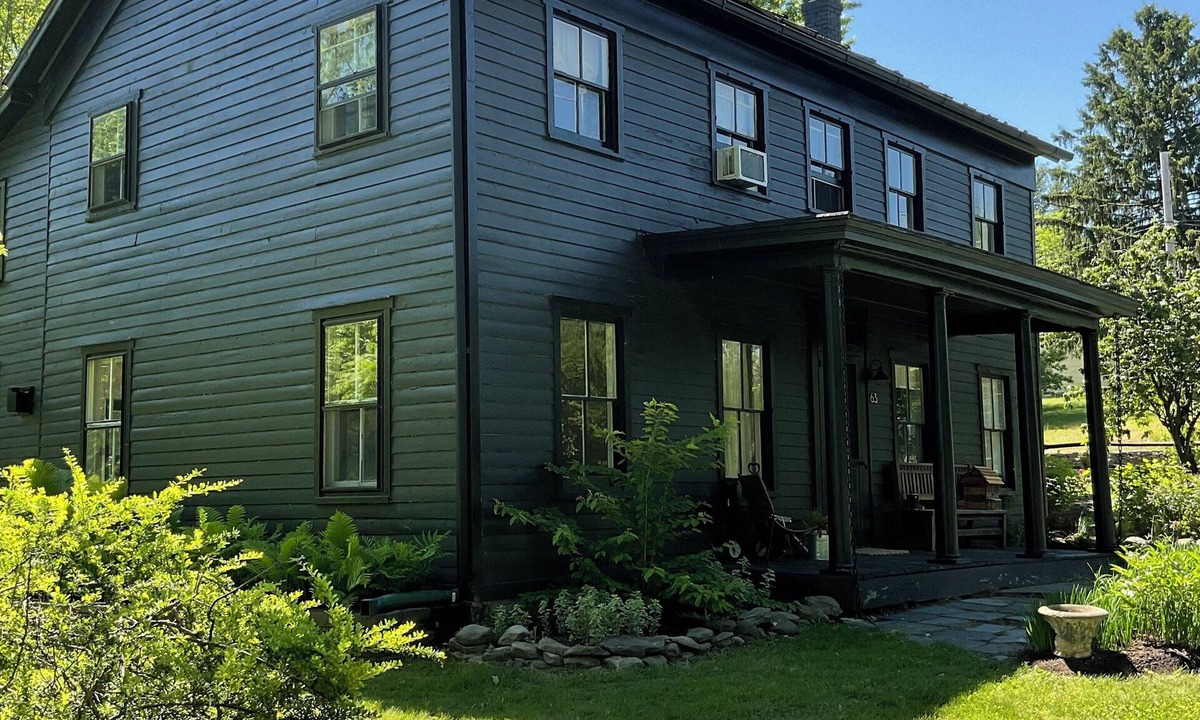 Livingston House | Livingston Farmhouse with hot tub and sauna