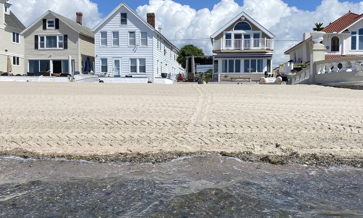 Milford House | Longterm Beach House rental right along the sound in Woodmont, CT.