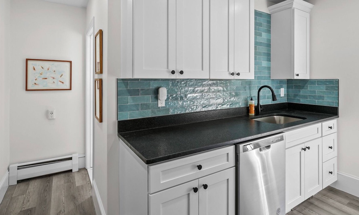 Warren House | Lookout on Liberty | Renovated | 7 beds + parking