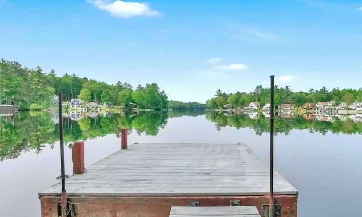Lebanon Cottage | 🌊 🦆 Loon's Landing ☀️ 🛶: Sunset-Facing Maine Cottage w/hot tub & grill!