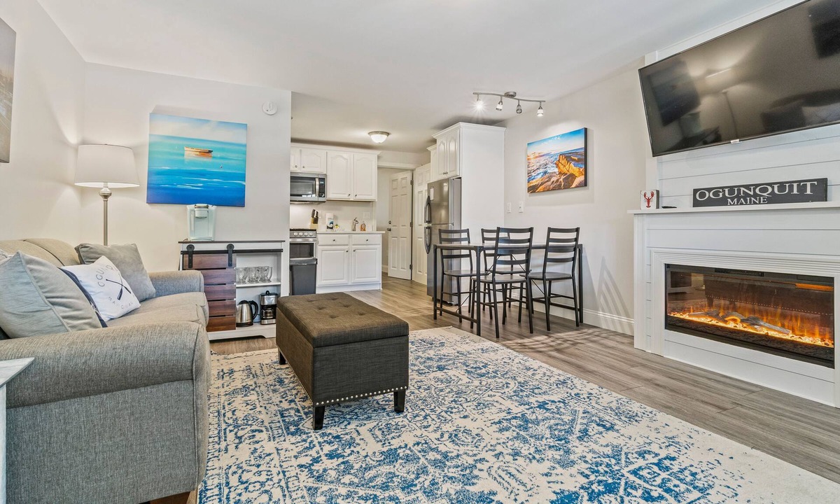 Ogunquit Condo | Lovely 1br Condo with indoor outdoor pool walkable to Perkins Cove and town!