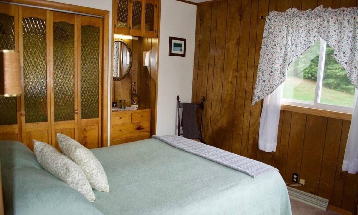 Brant Lake Cottage | Lovely 3-bedroom cottage in Beautiful Brant Lake getaway