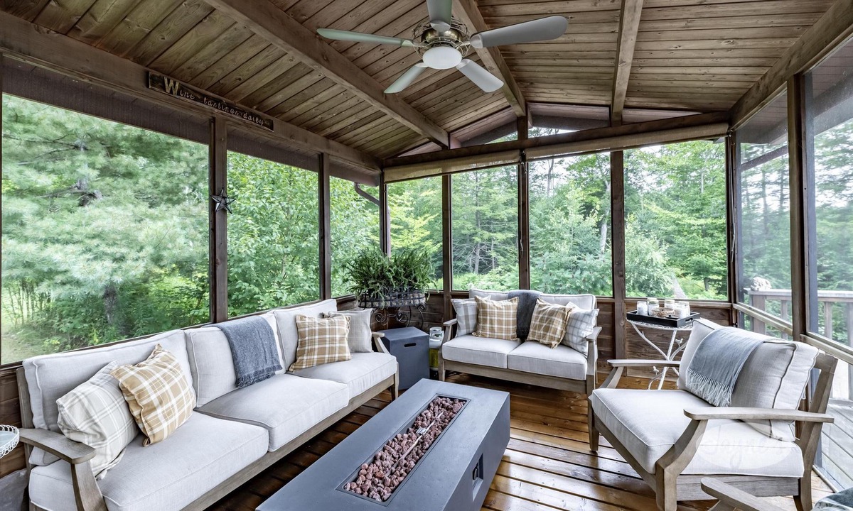 Seguin Cottage | Lovely 6 bed 4 bath cottage on Clear Lake with Bunkie