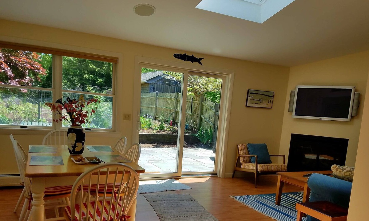Tisbury Apartment | Lovely, Bright 2 Bedroom Apartment. Great location