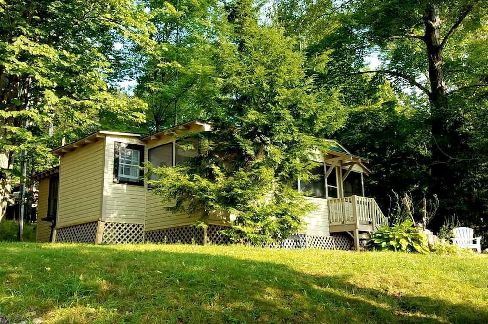 Brant Lake Cabin | Lovely Lakeside Cabin Rental near Pharaoh Lake Wilderness Area in New York
