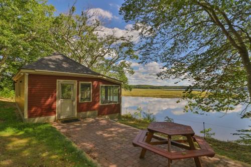 Bowdoinham House | Luxe Bayfront Cabin w/Stunning Views & Shared Dock- Ideal for Hunting & Fishing