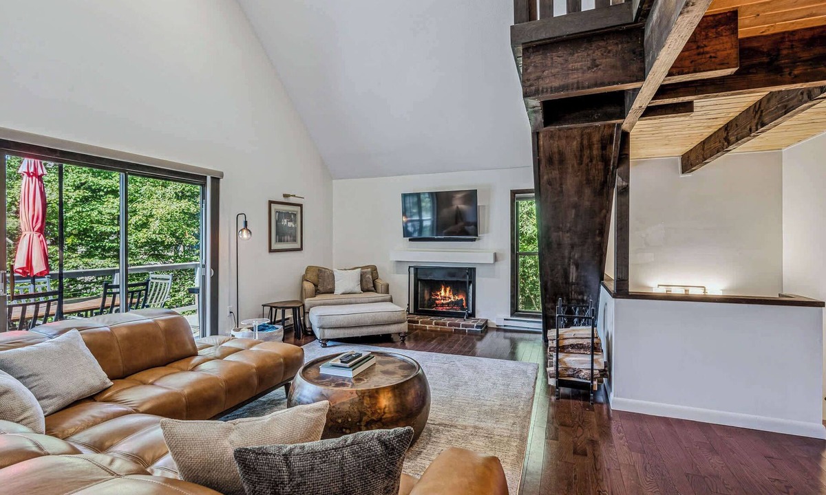 West Hartford Condo | Luxe Condo with Cathedral Ceilings & Pond, Snow Village