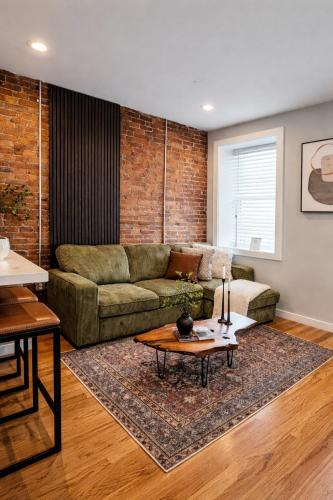 Telegraph Hill Apartment | Luxe Duplex near Beach by Seaport and Convention Centre BCEC