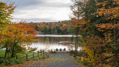 Town of Grafton House | Luxe Lakefront Paradise! King Beds, Private Dock, Gourmet Kitchen, Theatre and Game Room!
