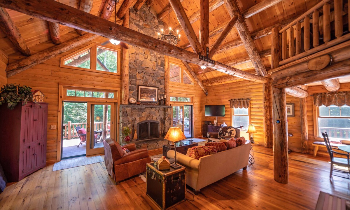 Wilmington Cabin | LUXE LOG CABIN WITH HOT TUB, STEAM ROOM, SAUNA!