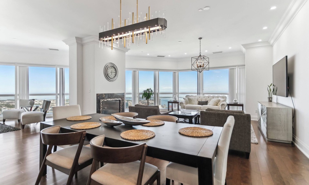 Bay Street Corridor Apartment | Luxurious 3bed 3bath Penthouse in Heart of Downtown Toronto | Parking & Gym