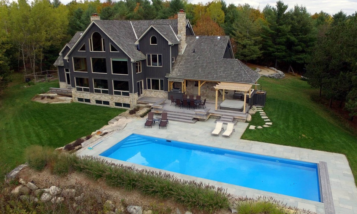 Terra Nova House | Luxurious 5 bdrm,4 bath farmhouse in Mulmur!4 Season Country Getaway!Swim & Ski!