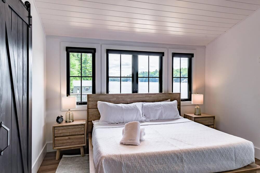 Port Carling Villa | Luxurious 6 Bedroom, 6 Bath on Lake Muskoka! Boathouse!