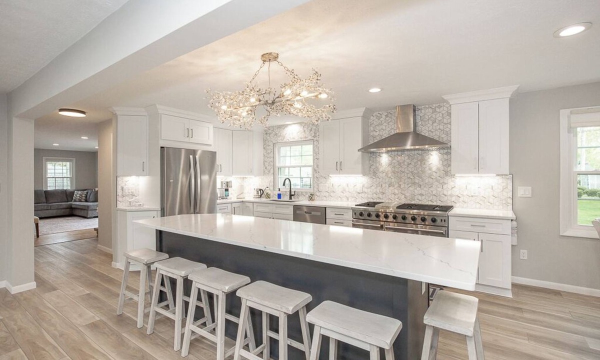 Avon Lake House | Luxurious and Spacious House—Hot Tub and EV charger