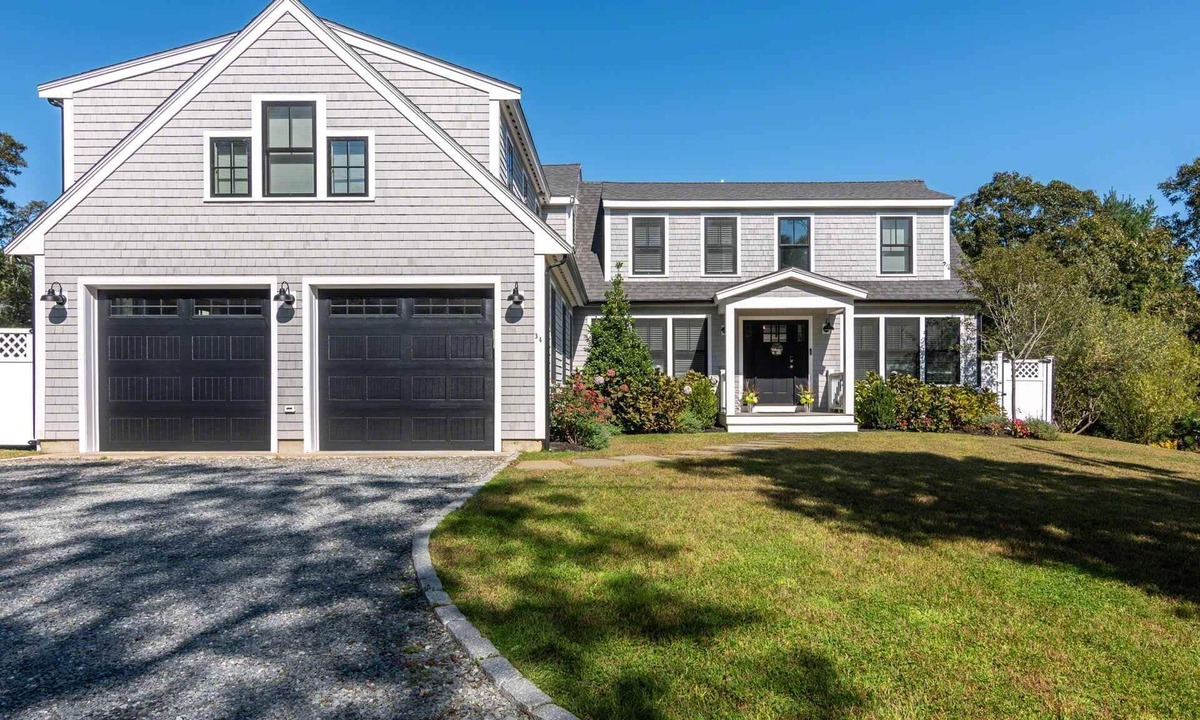 Tisbury House | Luxurious Contemporary Near The Lagoon