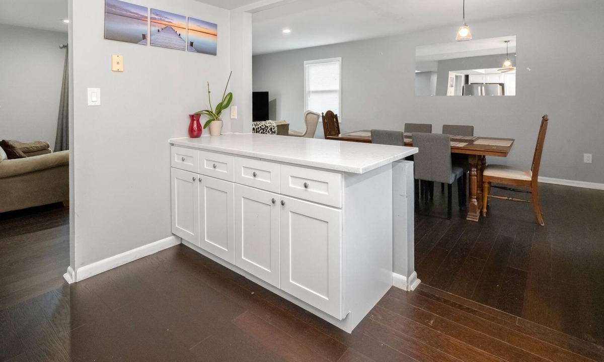 Glasser House | LUXURIOUS ESCAPE IN LAKEHOUSE W/ 4BR PKG&GAMEROOM