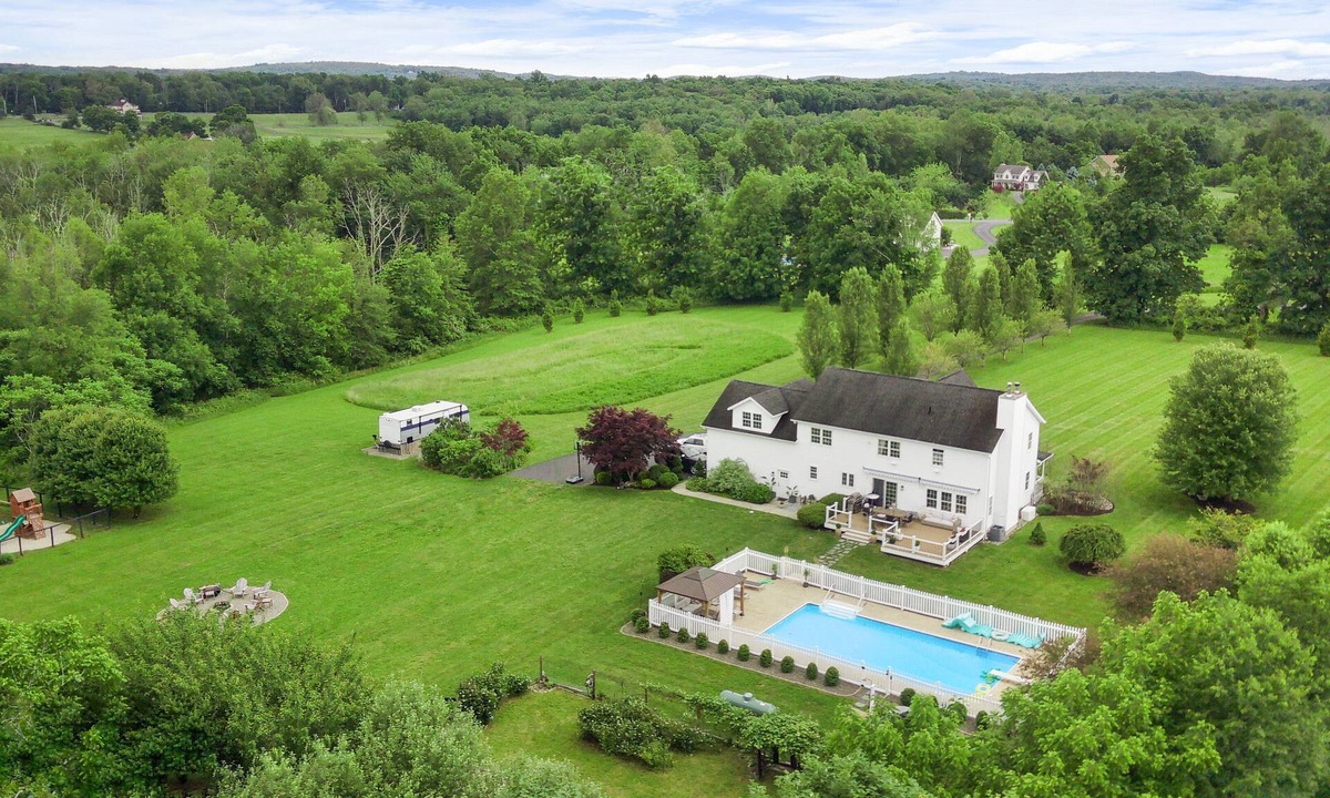 Thompson Ridge House | Luxury 10-acre Estate - Heated Pool - Sauna - Fire Pit - Playground - Trail