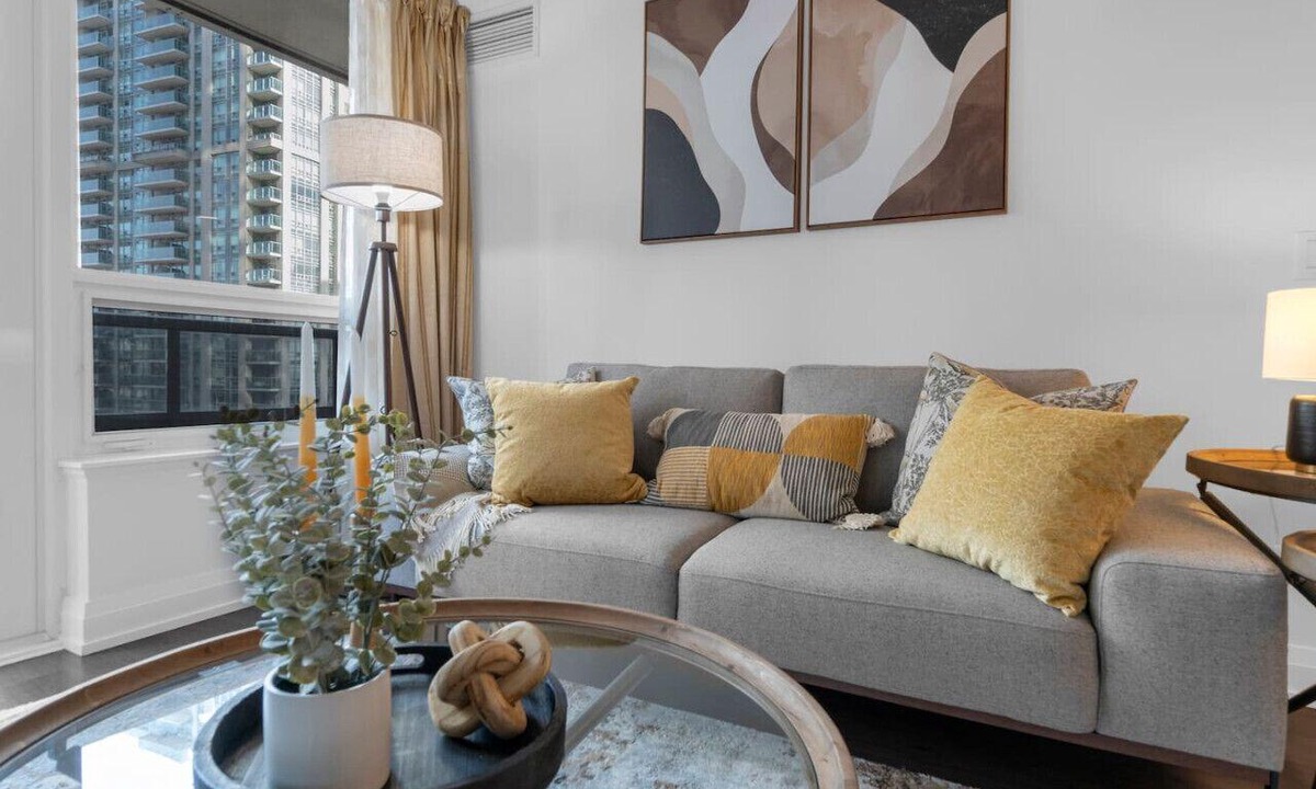 Willowdale Hotel | Luxury 2BR - Pool/Gym/Sauna - 1 min to Subway