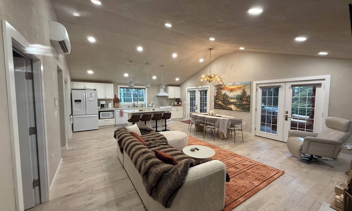 Bass Harbor House | Luxury 3/2, Wheelchair access, Hot Tub+Lift, Yard, Fireplace Walk to Lighthouse