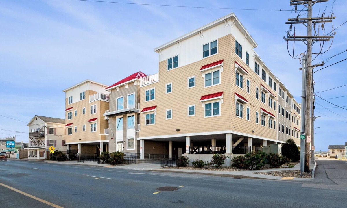 Hampton Condo | Luxury,3 bedroom, 2.5 bath, townhouse, with central air!