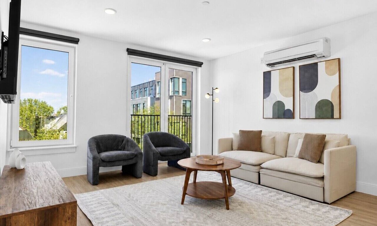 Allston Apartment | Luxury 3BR | Free Parking | Harvard/BU | ROKU TV