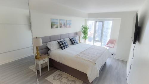 Downtown Toronto Apartment | Luxury 42nd Floor Suite at Pantages, Free Parking, Steps to Eaton Centre & Dundas Sq