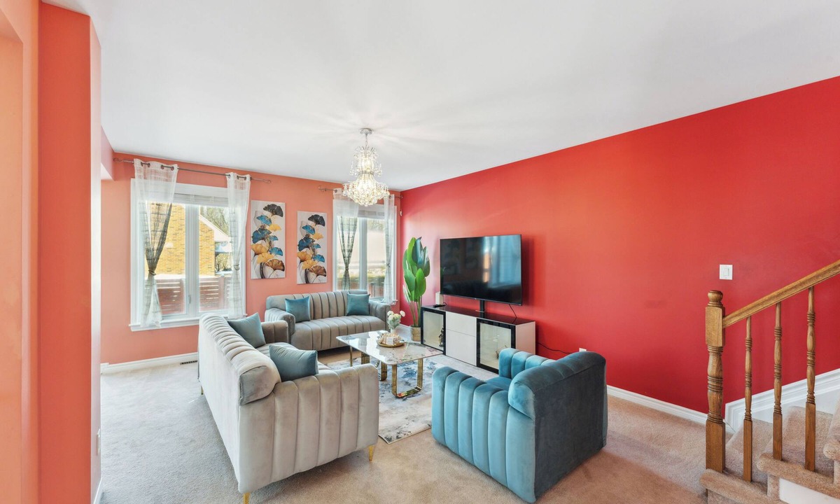 Ottawa Division House | Luxury 4BR Home, Sleeps 10, Private & Near Shops in Ottawa