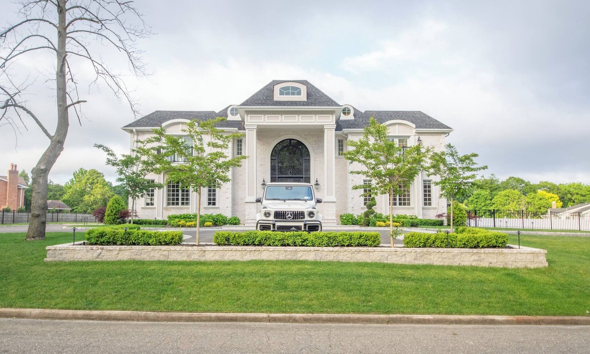 Melville House | Luxury 4BR Mansion w/Pool & Indoor Basketball Court Near Beach