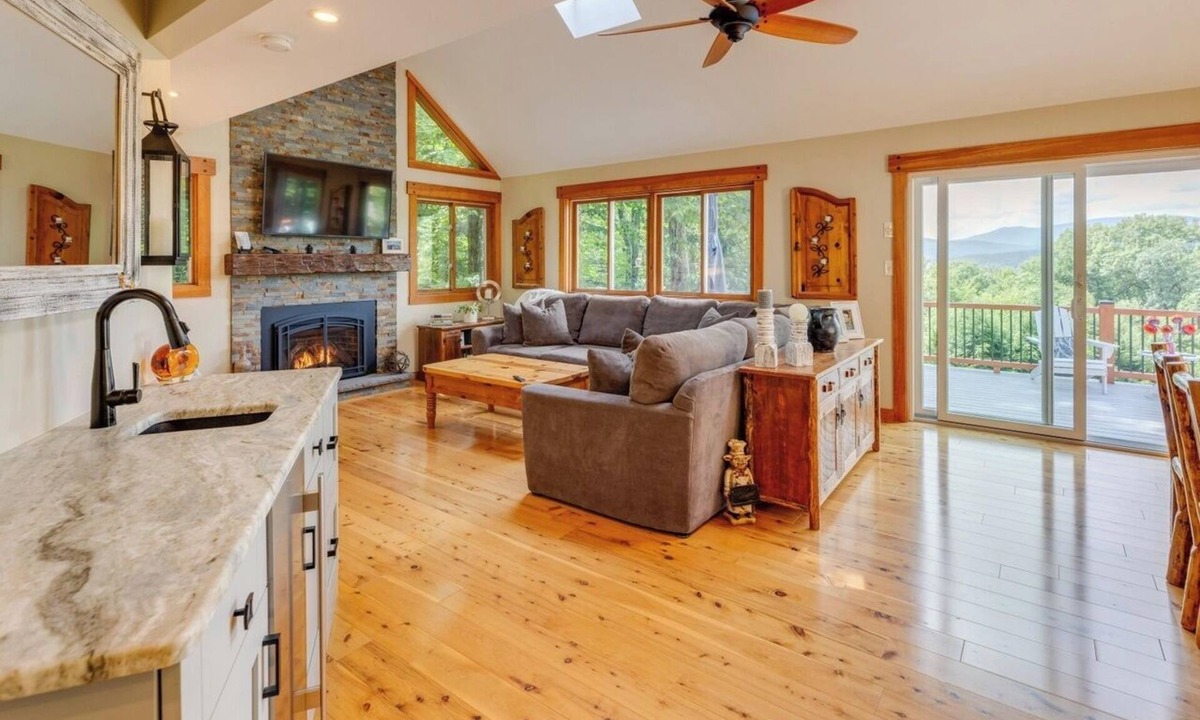Campton House | Luxury 4BR Ski Retreat, Fireplace, Fire Pit, Mtn Views