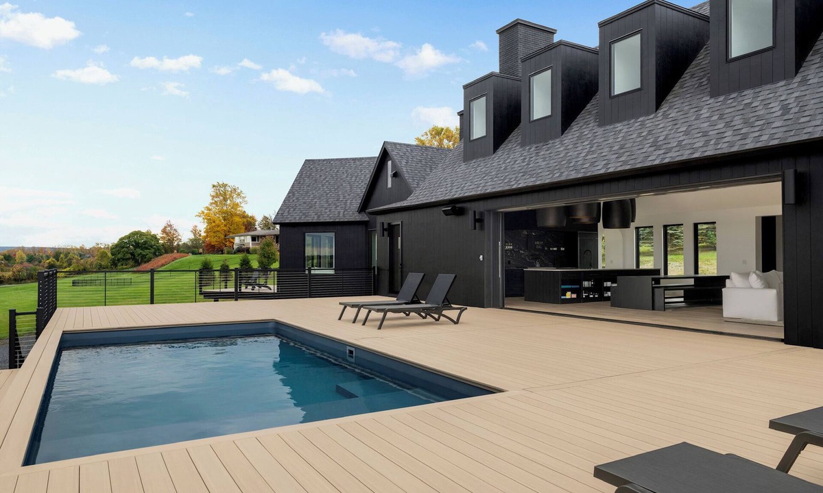 Skaneateles House | Luxury 6 Bed Black House Adult Only Retreat in Skaneateles — Spacious & Stylist