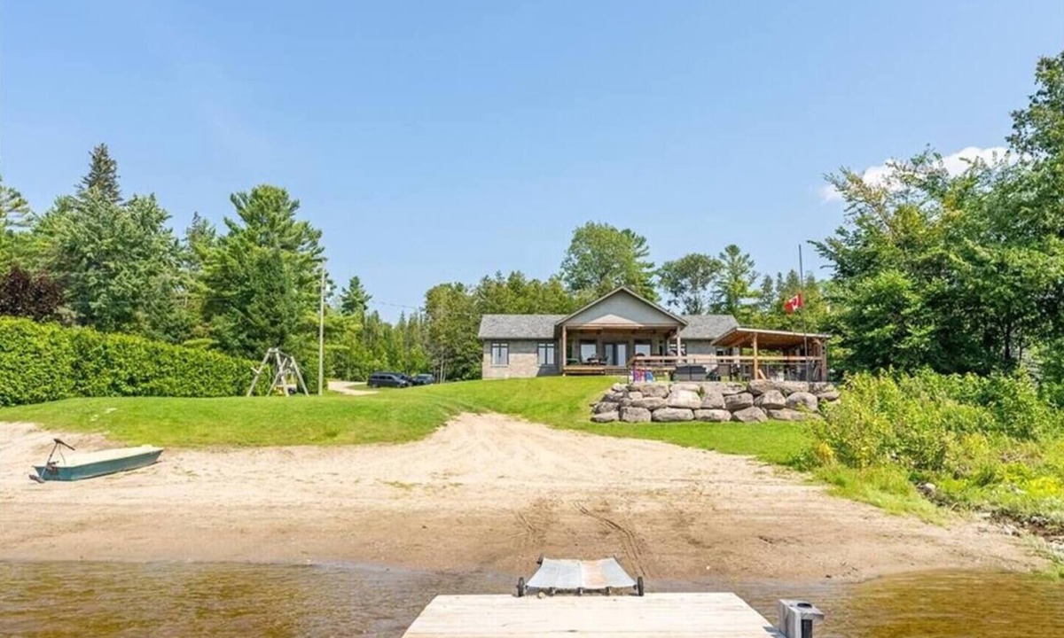 Westmeath House | Luxury Beachfront Cottage w Hot tub, Sauna & Bar