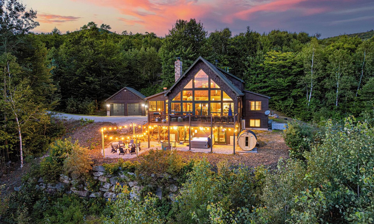 Sunday River Area House | Luxury Chalet - Hot tub, Game room, Speakeasy, Mountain views, near Sunday River