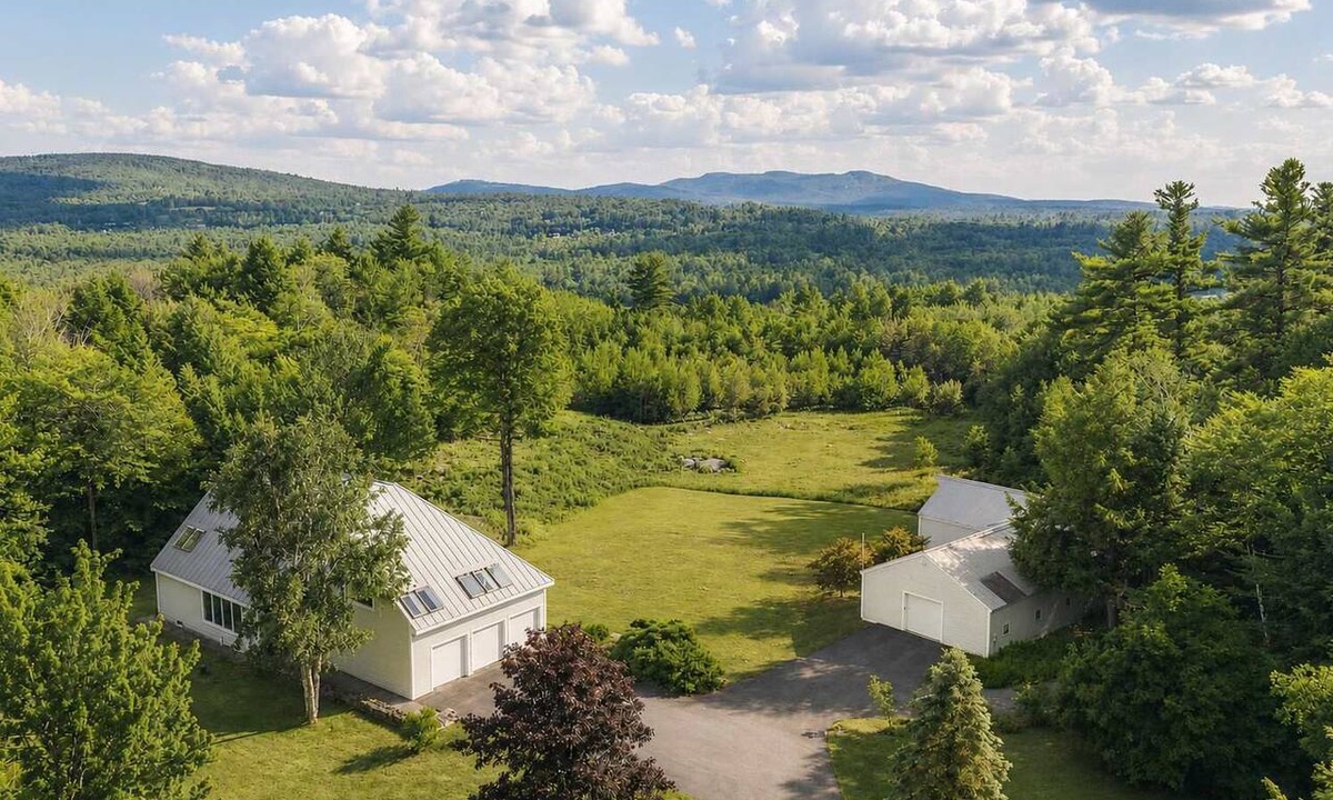 New London House | Luxury Chalet with Pool | Near Mt. Sunapee