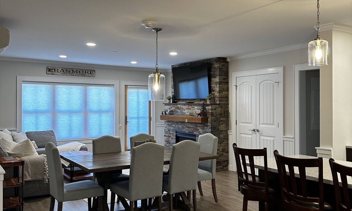 North Conway Condo | Luxury Condo at Cranmore Mountain in North Conway! Heated Pool & Hot Tub!