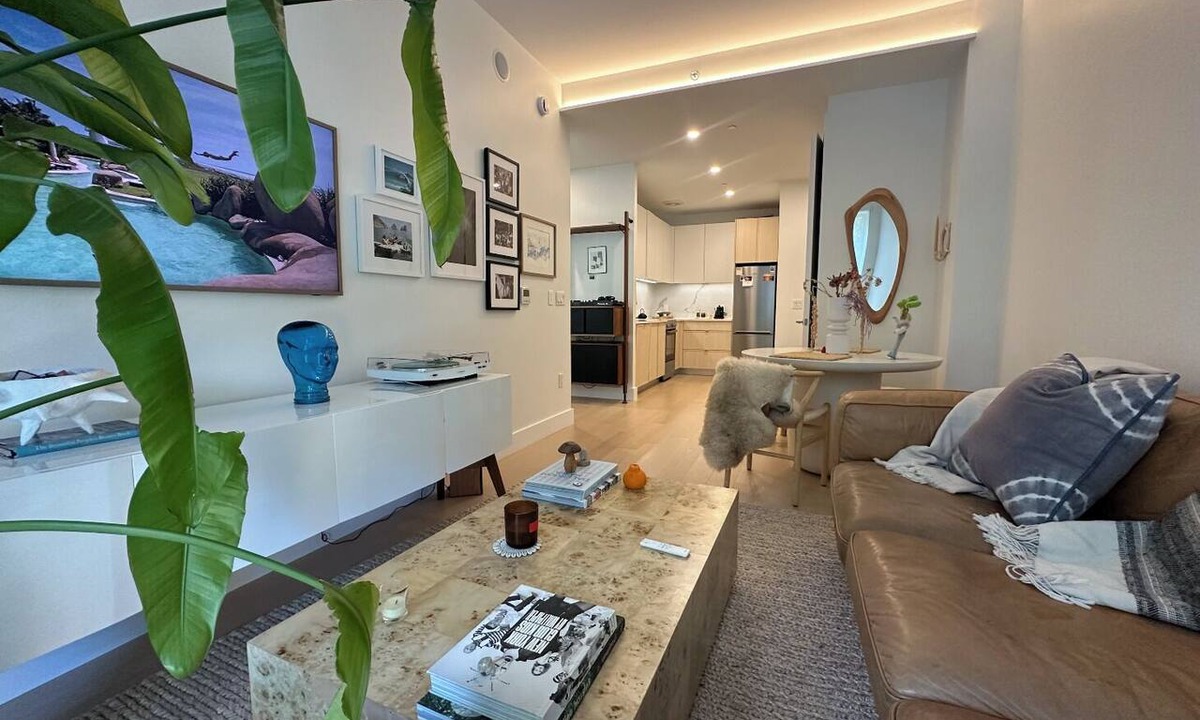 Downtown Brooklyn Apartment | Luxury DUMBO 1BR Spa + Gym Rooftop+Working Space