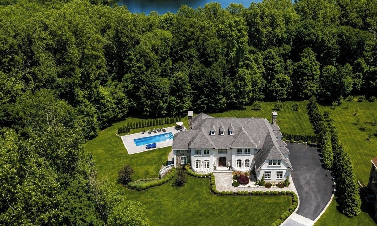 Katonah House | Luxury Estate 8 bedrooms Pool Hot Tub Private access to Lake 1hr NYC