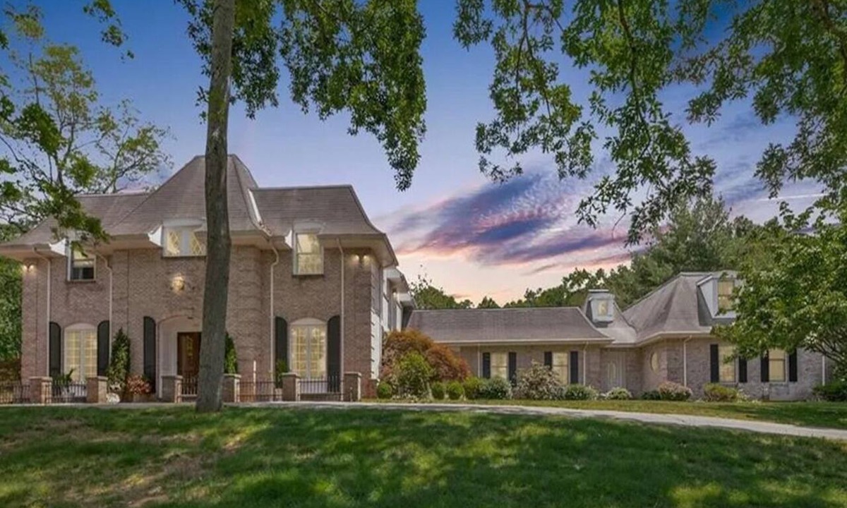 Berlin House | Luxury French Chateau Estate with Pool, Spa, Pond, Gym & 4.9 Private Acres